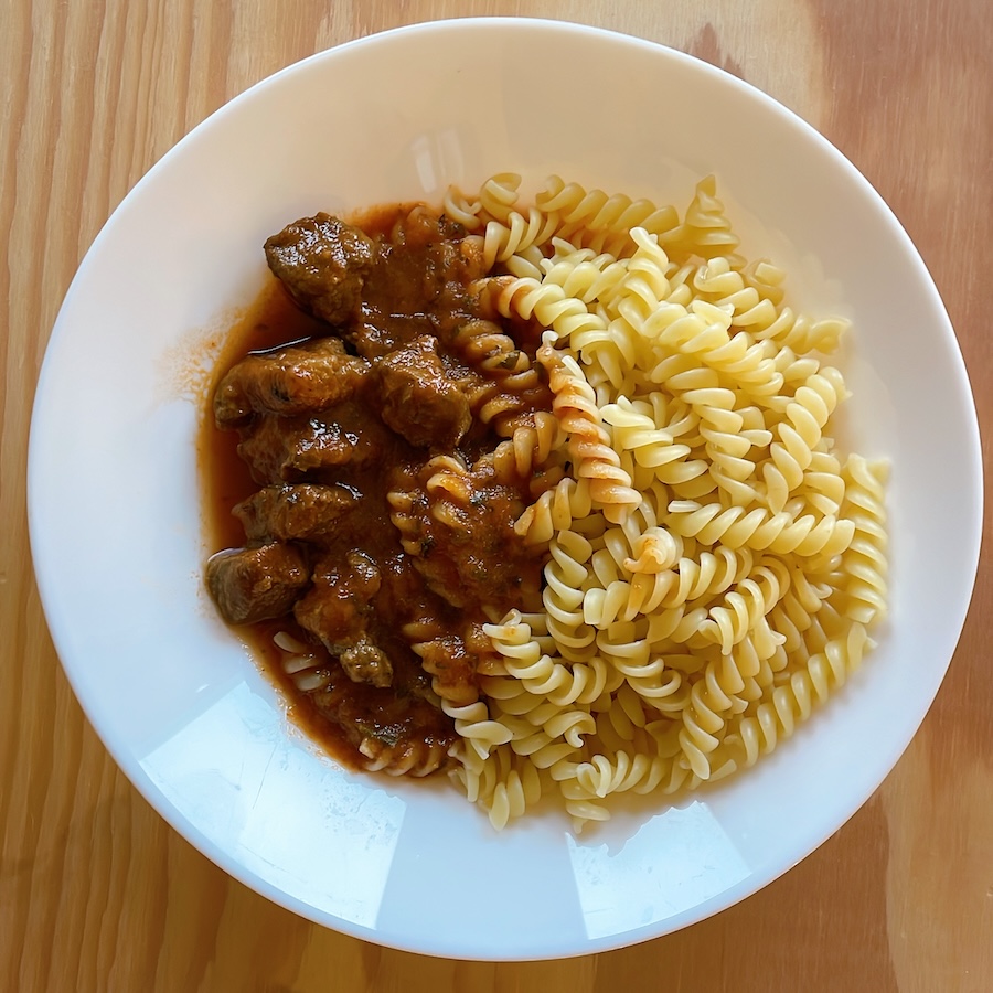 Bosanski juneci gulas i makarone