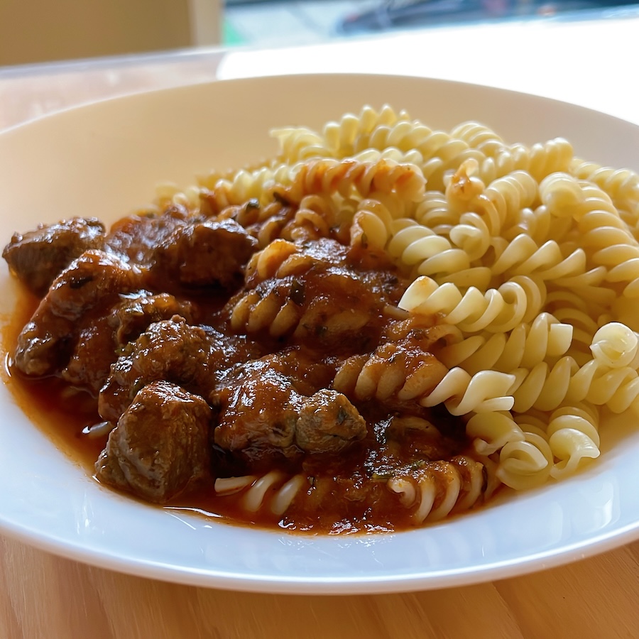 Bosanski gulas s makaronama